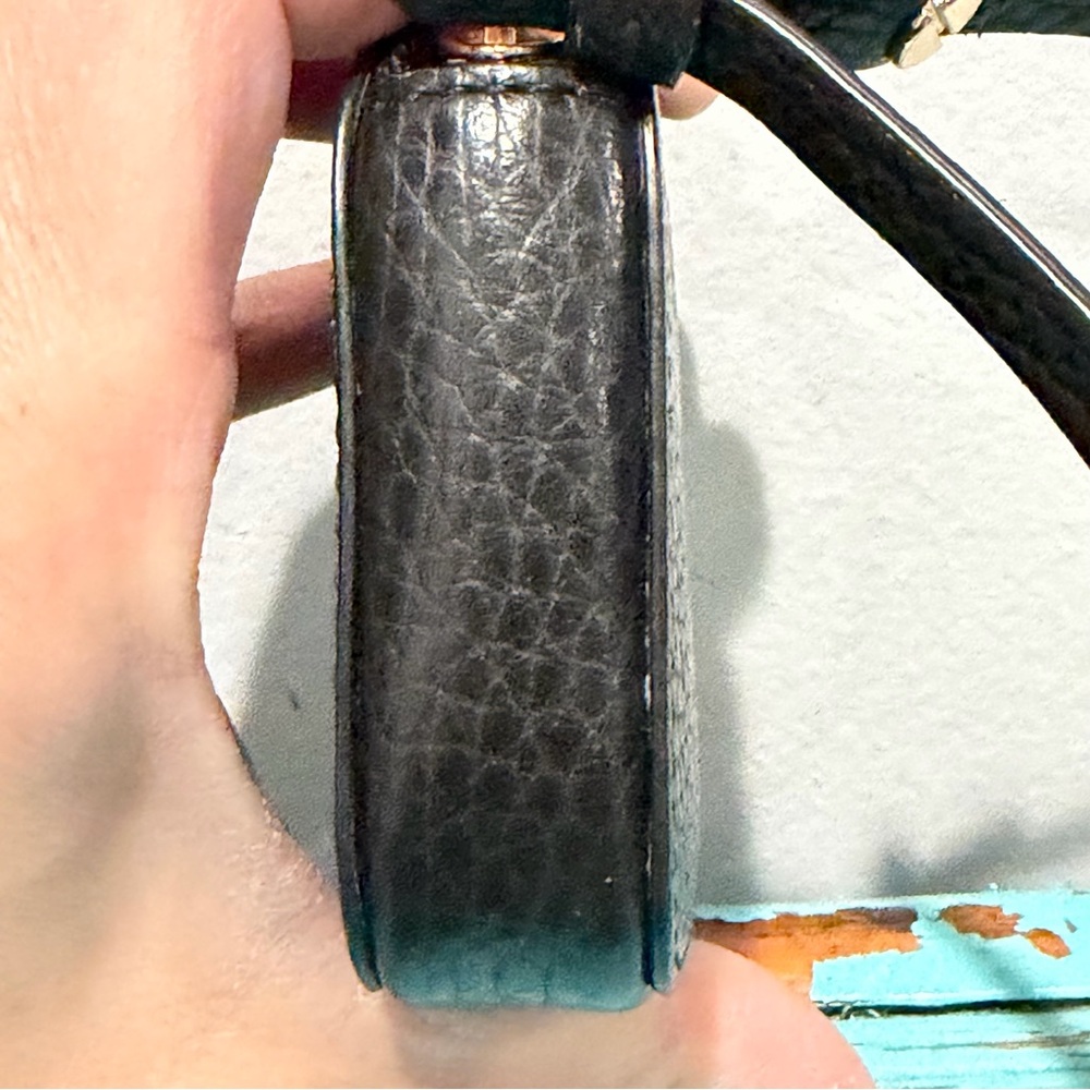 Cuyana Airpod Case Black Pebbled Leather Monogrammed J - Picture 6 of 11